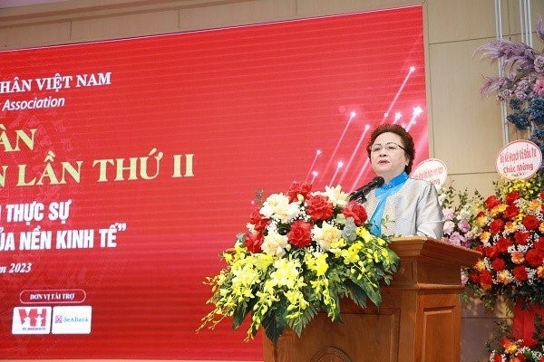 Ms. Nguyen Thi Nga, Standing Vice Chairman of the Vietnam Private Entrepreneurs Association, and Chairman of BRG Group spoke at the forum.