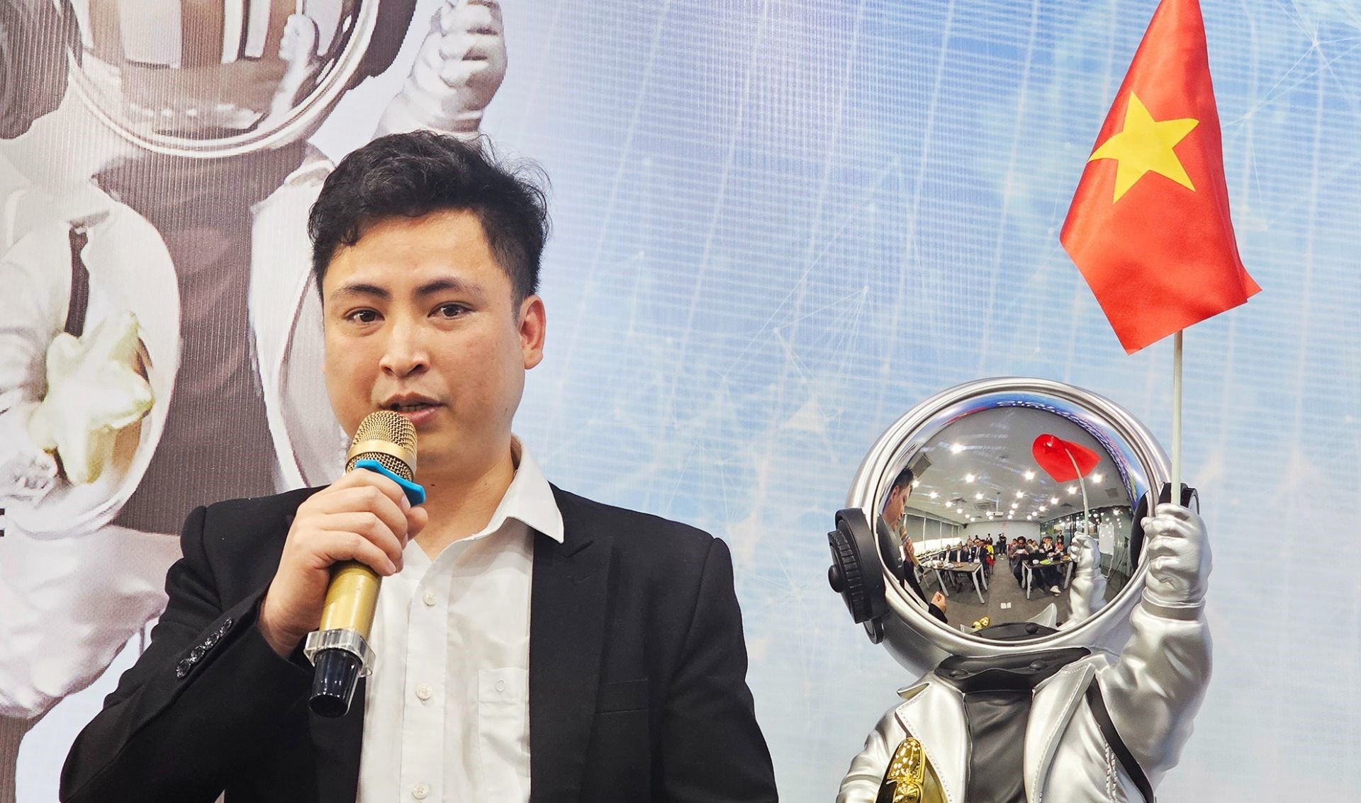 Mr. Tran Ngoc Thien – a member of Ana robot development team.