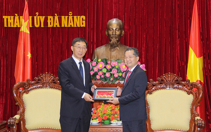 Bí thư Thành ủy Nguyễn Văn Quảng (bên phải) tặng quà lưu niệm cho Bí thư Khu ủy Lưu Ninh