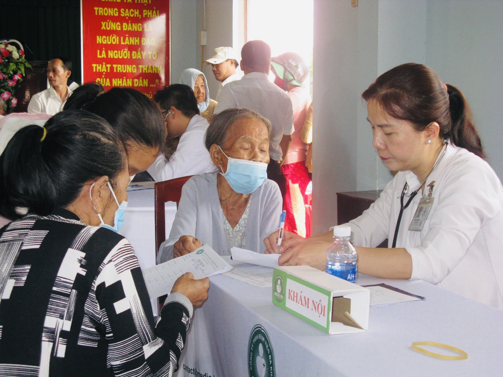 Trong ảnh là Đoàn bác sĩ của Bệnh viện Media Bình Dương tổ chức khám bệnh, cấp thuốc cho người dân xã An Bình Tây, huyện Ba Tri