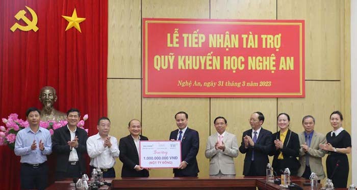 Ông Nguyễn Văn Thành – Đại diện Tập đoàn TH trao  01 tỷ đồng ủng hộ cho Quỹ Khuyến học tỉnh Nghệ An