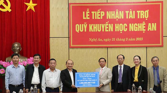 Ông Võ Hồng Minh – Tổng Giám đốc Công ty Cổ phần Đức Minh Hải tại TP. Hồ Chí Minh trao ủng hộ Quỹ Khuyến học tỉnh Nghệ An 01 tỷ đồng