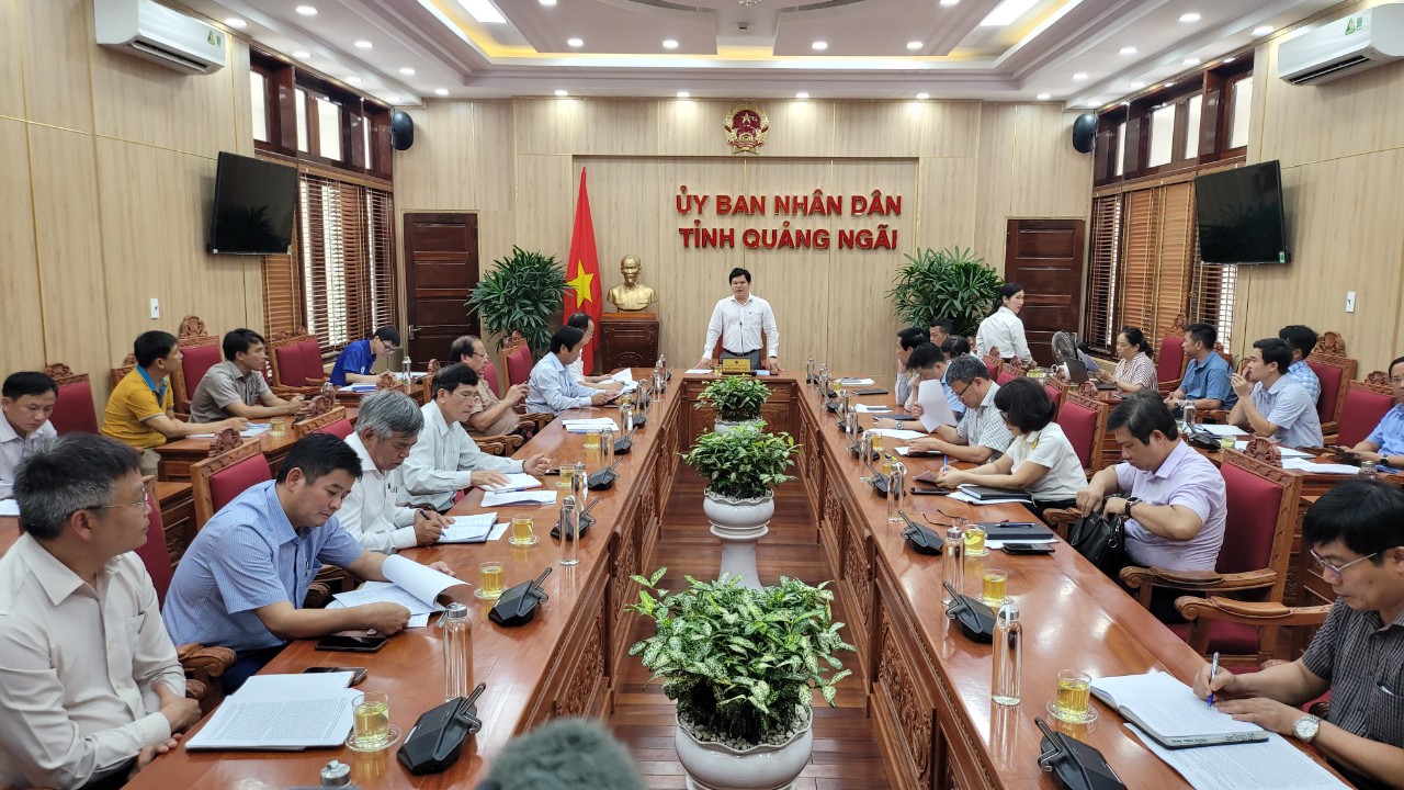 Phó Chủ tịch UBND tỉnh Quảng Ngãi Trần Phước Hiền cuộc họp vào ngày 3/4 về các thủ tục cấp phép khoáng sản làm vật liệu xây dựng thông thường đối với các mỏ cát trúng đấu giá trên địa bàn tỉnh
