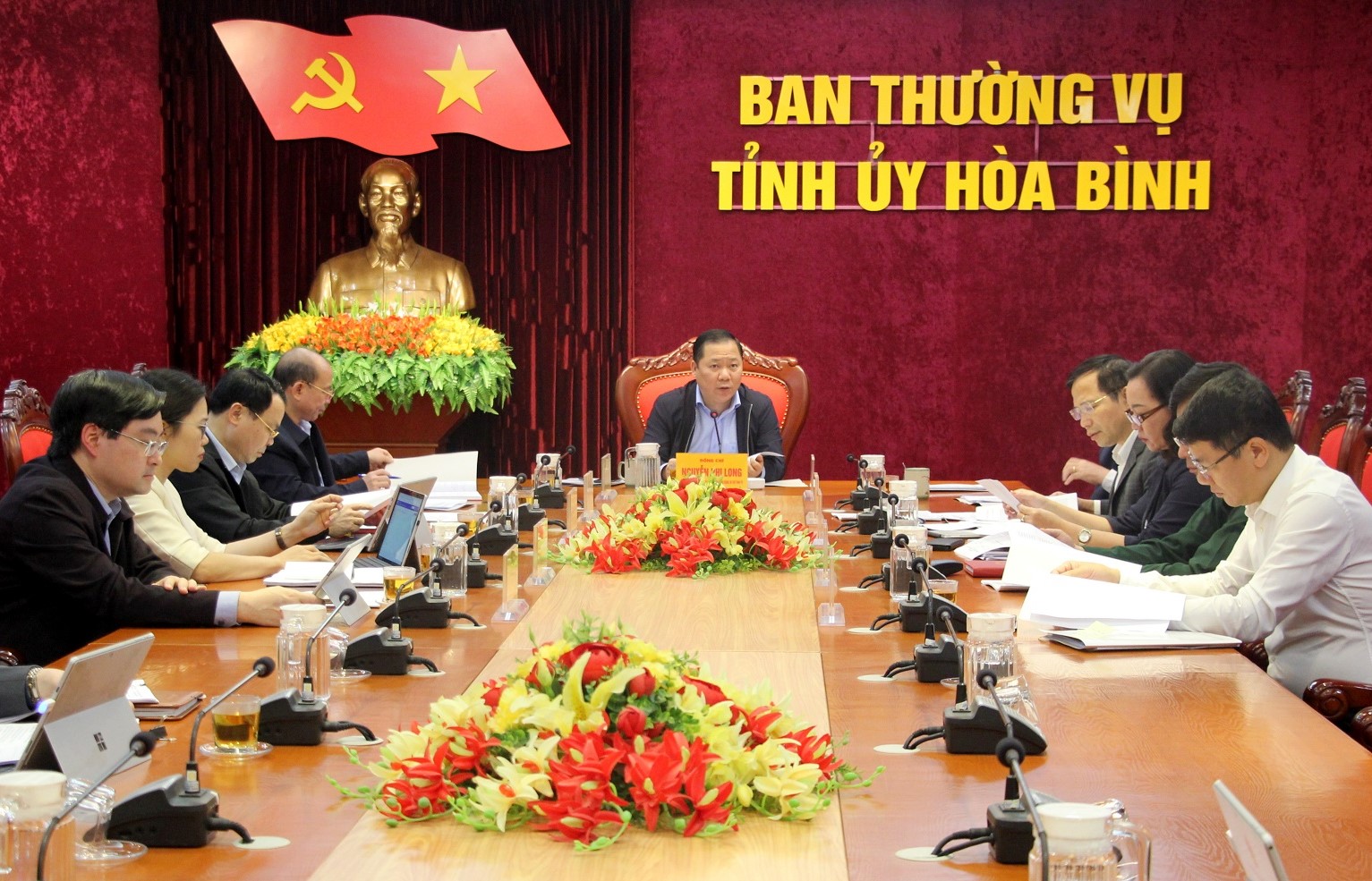 Bí thư Tỉnh ủy Hòa Bình Nguyễn Phi Long chủ trì hội nghị