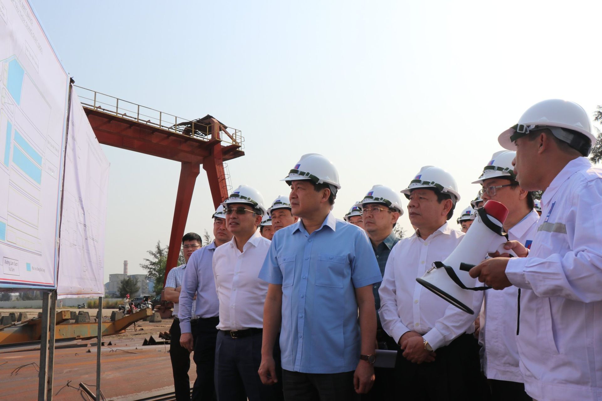 Phó Thủ tướng Lê Minh Khái khảo sát trên công trường Công ty Công nghiệp tàu thủy Dung Quất