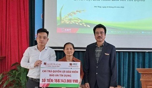 ABIC Hà Nội chi trả trên 168 triệu đồng cho gia đình bà Bùi Thị Lan, xã Phú Lai, huyện Yên Thủy