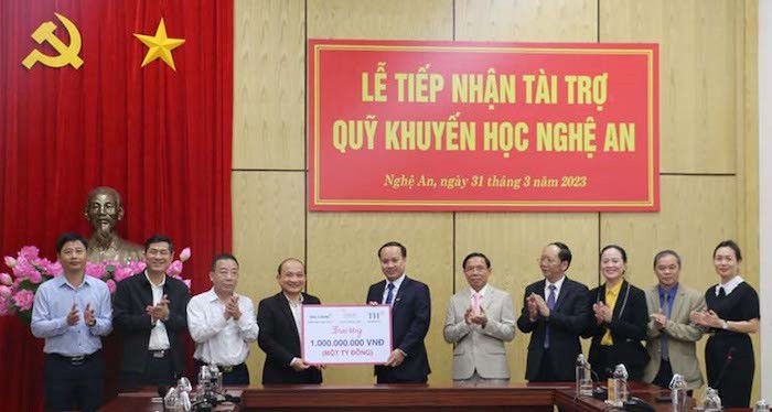 Mr. Nguyen Van Thanh – a Representative of TH Group presented VND 01 billion to Nghe An Provincial Study Promotion Fund.
