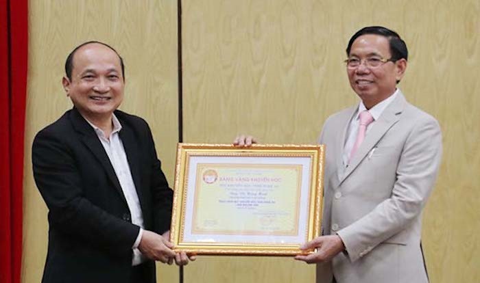 Chairman of Nghe An Provincial Study Promotion Association Nguyen Thanh Hien presented the Study Promotion Gold Board to Mr. Vo Hong Minh.