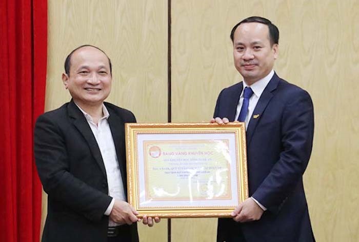 Chairman of Nghe An Provincial Study Promotion Association Nguyen Thanh Hien presented the Study Promotion Gold Board to the representative of TH Group.