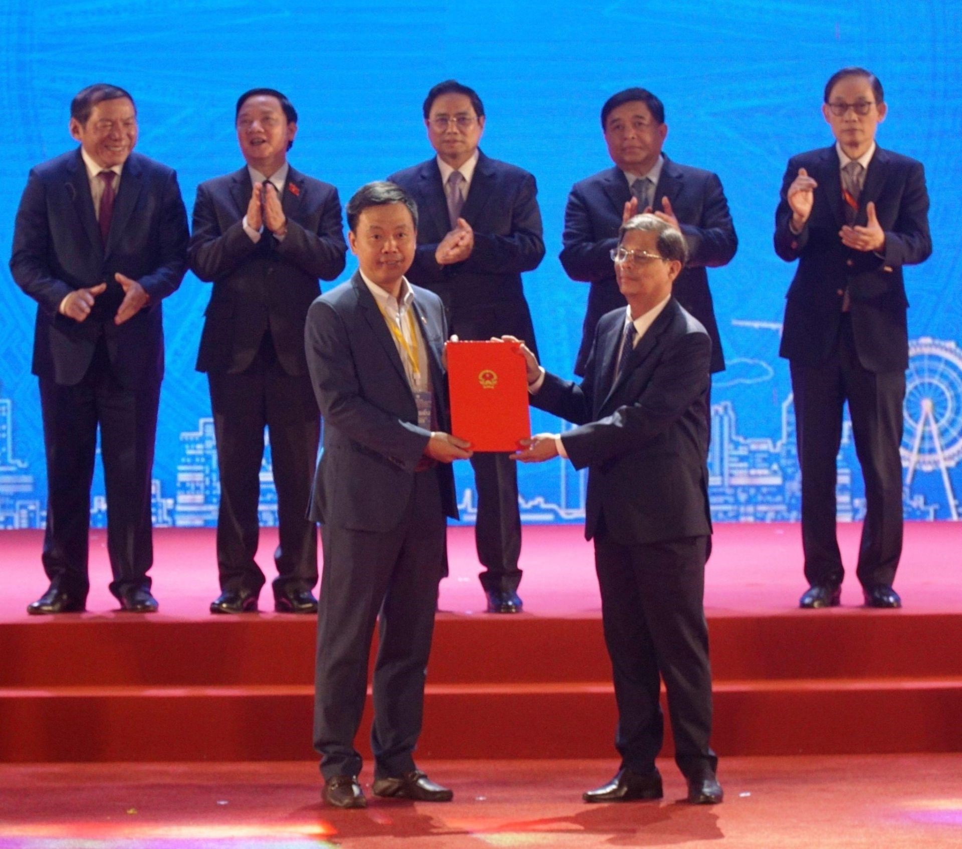 Mr. Nguyen Tan Tuan - Deputy Secretary of the Provincial Party Committee, Chairman of Khanh Hoa Provincial People's Committee (right) hands over the Memorandum of Understanding on Project Development in the field of Information Technology to Mr. Pham Minh Tuan - General Director of Software Company Limited FPT (FPT Software) - A member company of FPT Corporation.