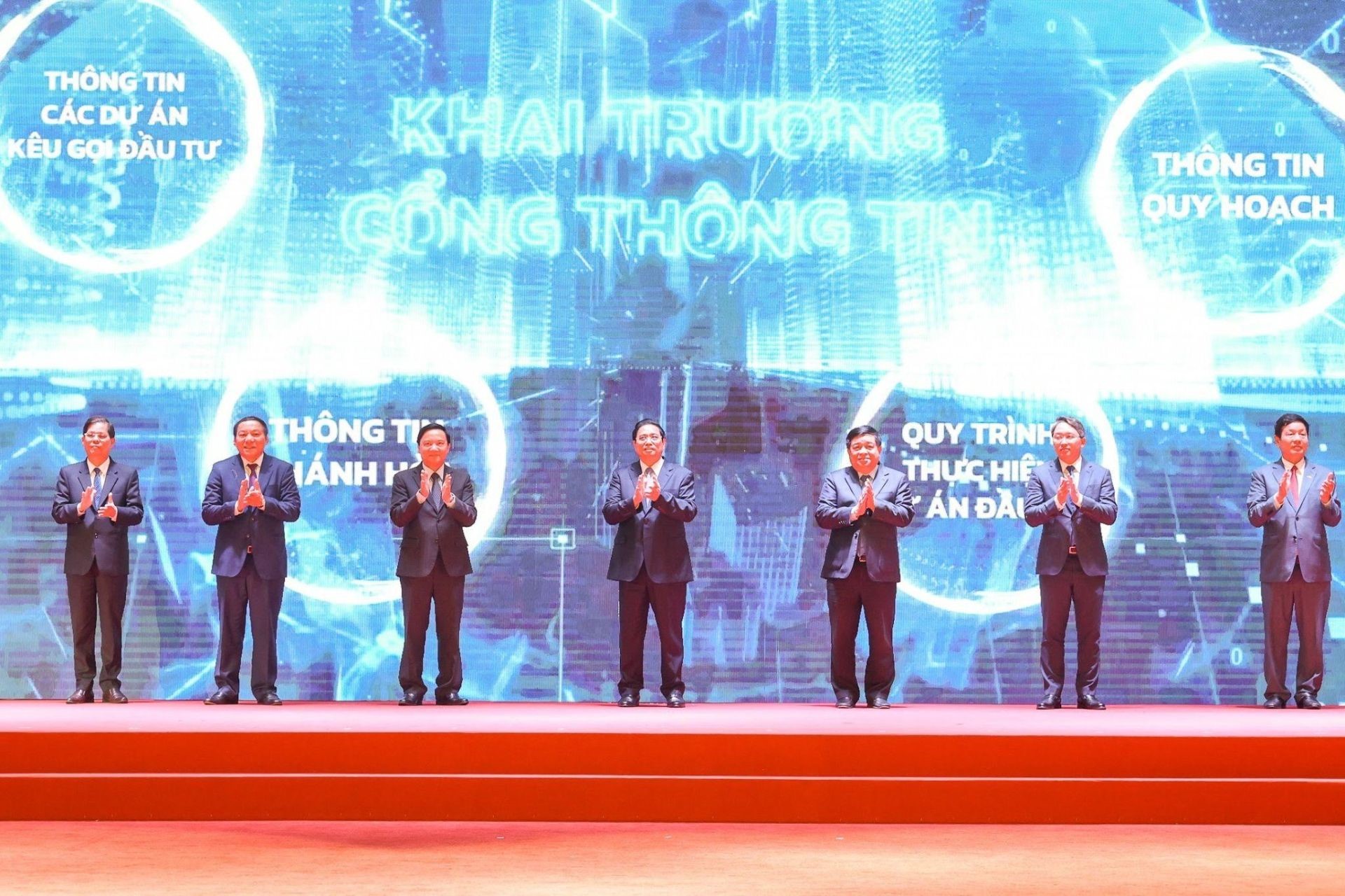 Prime Minister Pham Minh Chinh together with leaders of the Ministry, Khanh Hoa Provincial People's Committee, and FPT Corporation Chairman Truong Gia Binh (far right) performed the ceremony of pressing the button to open the Provincial Investment Promotion Portal.