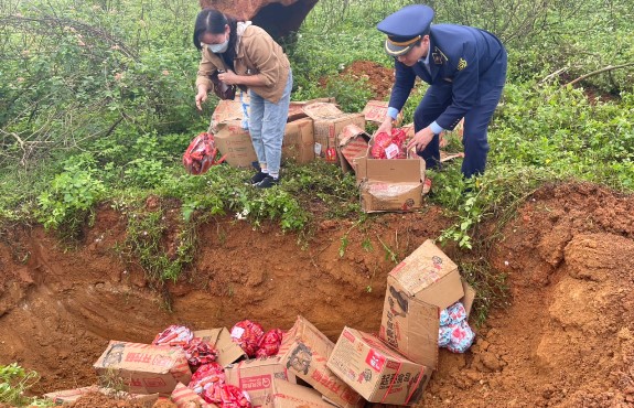Lực lượng  QLTT Nghệ An tiến hành tiêu hủy 5.336 gói xúc xích, chân gà các loại do nước ngoài sản xuất đã bị chảy nhớt bốc mùi hôi dưới sự chứng kiến của chủ hàng