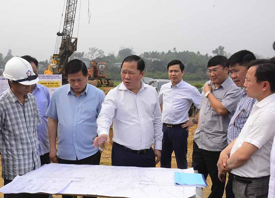 Bí thư Tỉnh ủy Hòa Bình Nguyễn Phi Long kiểm tra tiến độ thi công đường liên kết vùng địa phận huyện Kim Bôi.