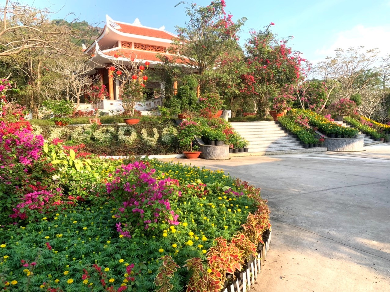 Tuc Dup Temple always shows off its flowers