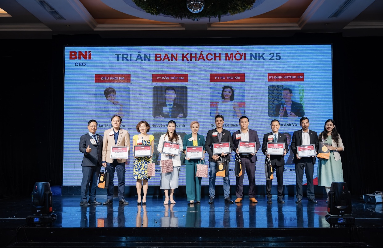 Tri ân ban khách mời Tri ân ban khách mời