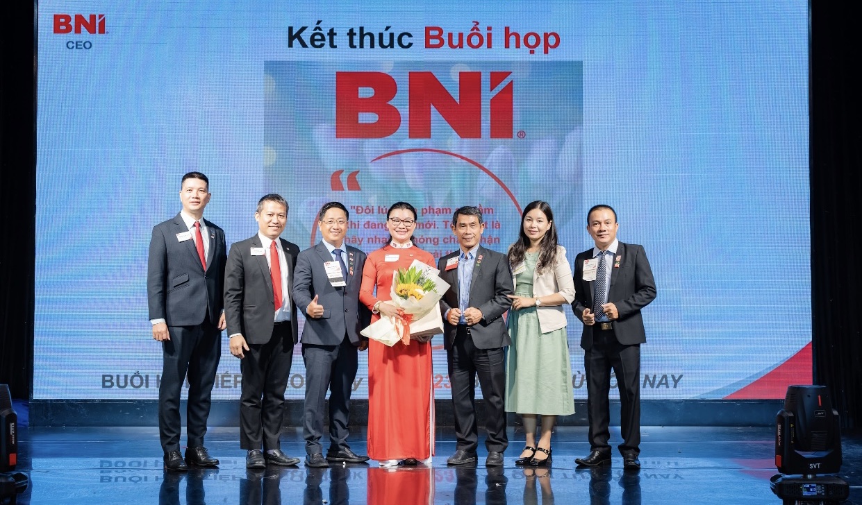 Ban điều hành tặng hoa cảm ơn bà Công Huyền Tôn Nữ Quỳnh Trang - GĐ điều hành BNI HCM đã đến tham dự Ban điều hành tặng hoa cảm ơn bà Công Huyền Tôn Nữ Quỳnh Trang - GĐ điều hành BNI HCM đã đến tham dự