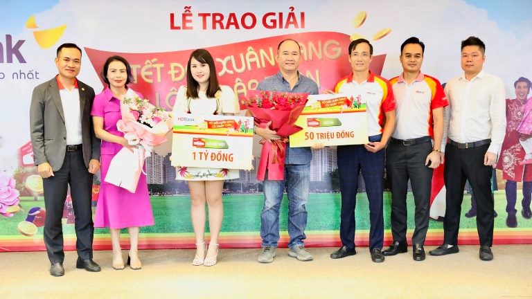 In Hanoi, HDBank gave prizes to Customer Nguyen Thi Mai Tram (Transaction Office of My Dinh I - Ba Dinh Branch) who won the Special Prize of a 1 billion VND