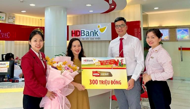 The first prize is a savings book of VND 300 million awarded to customer Phung Thi Thai (Vinh Phuc Branch).