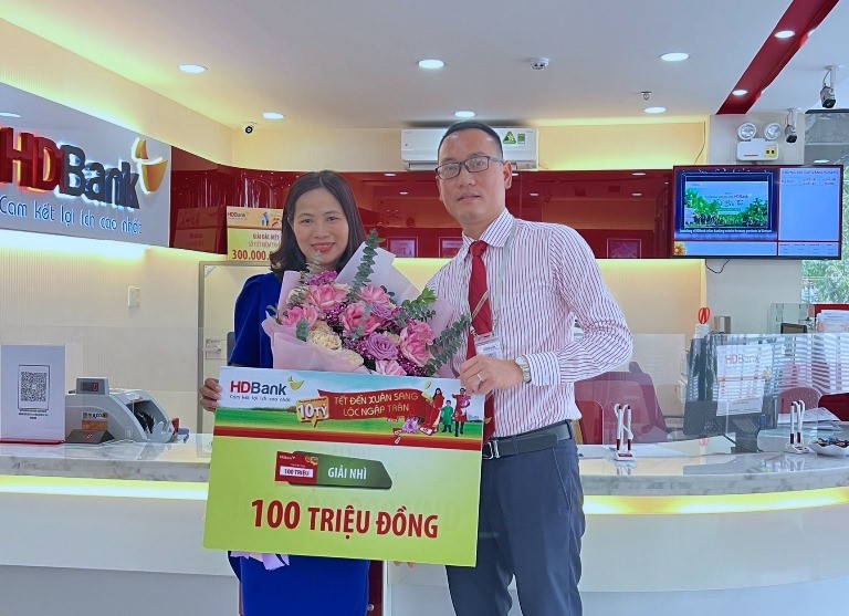 The second prize – a 100 million VND savings book belongs to customer Pham Bich Dao (Phuc Yen Transaction Office - Vinh Phuc Branch)