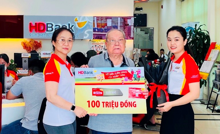 The second prize – a 100 million VND savings book belongs to Customer Tran Huy Ryu (Phu Nhuan Branch).