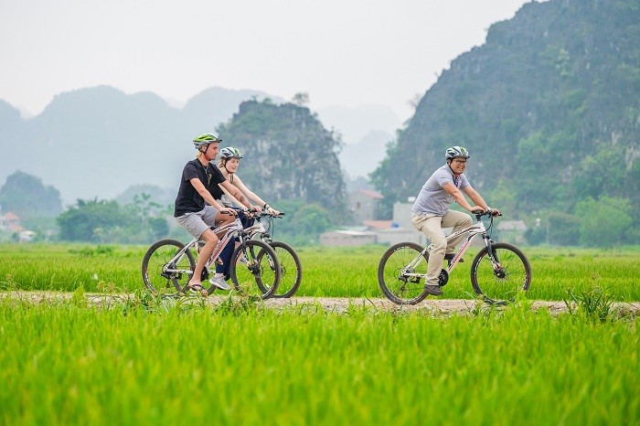 The recommended experience for visitors is to rent a bicycle to go through the rice fields or climb the limestone mountain to enjoy the view from above.