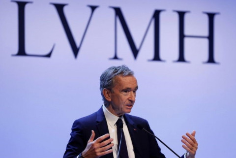 The owner of LVMH becomes the 3rd person in the world with a net worth exceeding $200 billion