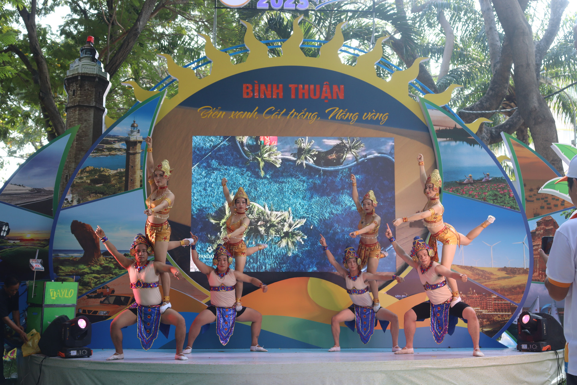 Chương trình văn nghệ và ảo thuật được biểu diễn tại gian hàng Du lịch Bình Thuận