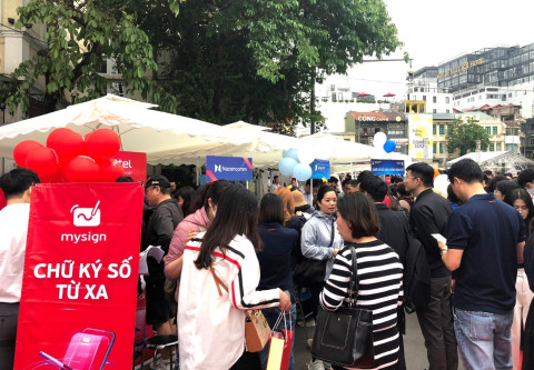 Free digital signatures for citizens on the pedestrian street of Hoan Kiem district, Hanoi