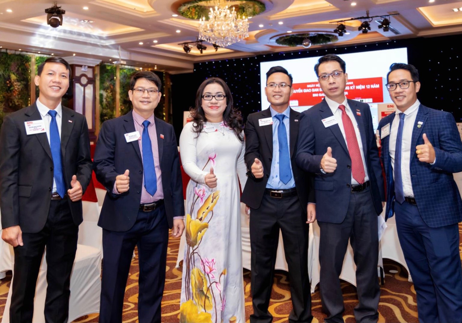 Ban LT cũ và mới chụp hình lưu niệm Ban LT cũ và mới chụp hình lưu niệm