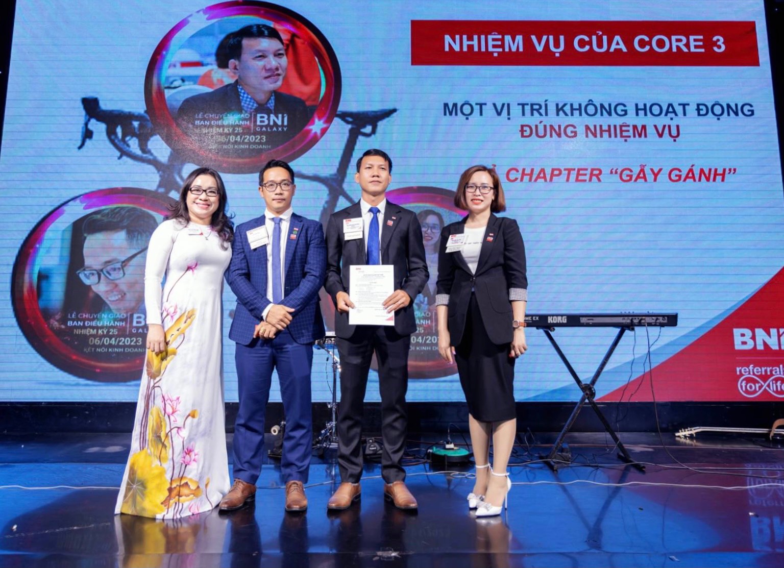 Trao quyết định cho Ban điều hành nhiệm kỳ 25 Trao quyết định cho Ban điều hành nhiệm kỳ 25