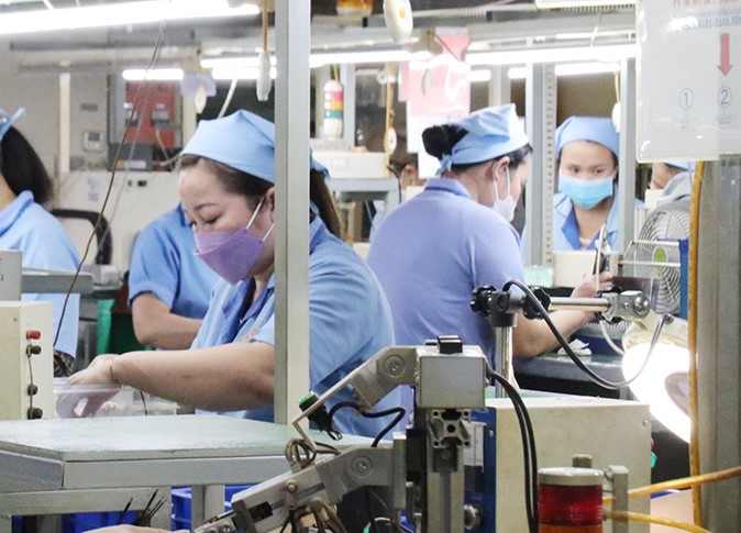 Công ty TNHH Sankoh Việt Nam (Khu công nghiệp Bờ trái sông Đà - TP Hòa Bình) gia công linh kiện điện tử phục vụ xuất khẩu.