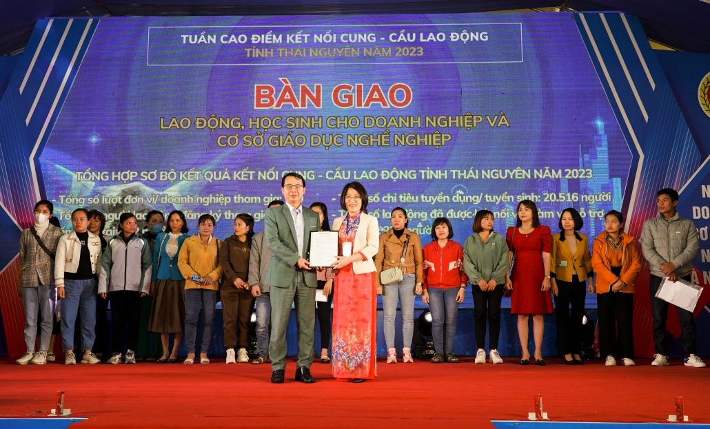 Lễ bàn giao người lao động, học sinh cho doanh nghiệp và sơ sở giáo dục nghề nghiệp.