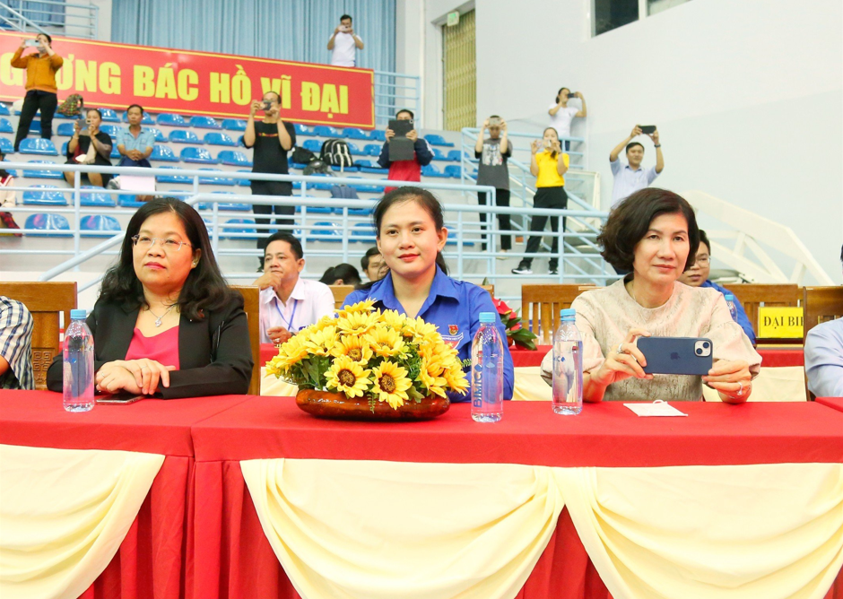 Bà Nguyễn Trường Nhật Phượng - Phó Chủ tịch Hội đồng nhân dân tỉnh Bình Dương (bên trái) 
và bà Trần Thị Diễm Trinh - Bí thư Tỉnh đoàn (giữa) tại lễ khai mạc