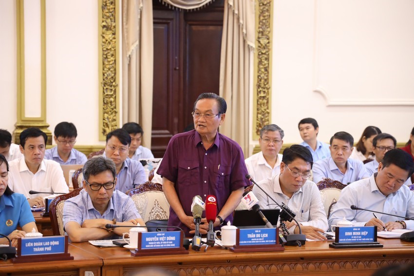 Dr. Tran Du Lich spoke at the meeting to discuss the socio-economic situation in the first quarter of 2023 and the tasks and solutions in the second quarter with the theme "Promoting public investment, speeding up the implementation of public works projects." key" of the People's Committee of Ho Chi Minh City.