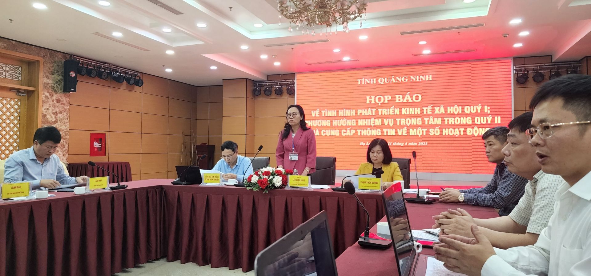 Đồng chí Lê Ngọc Hân, Tỉnh ủy viên, Giám đốc Sở TT&TT tỉnh, chủ trì cuộc họp báo thông tin một số nội dung quan trọng.