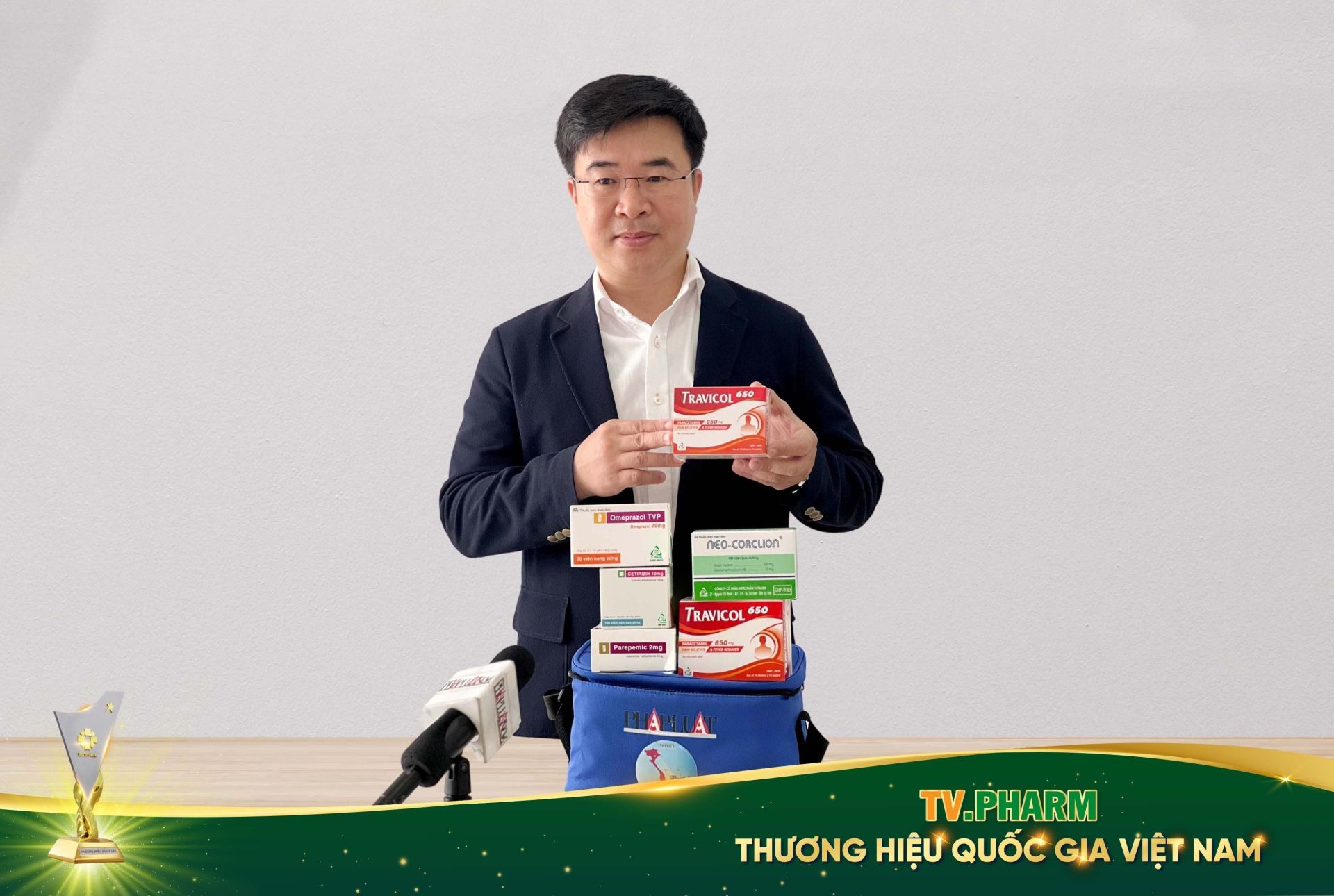 Ông Hà Ngọc Sơn, Chủ tịch Hội đồng quản trị Tập đoàn AIKYA, Tổng Giám đốc Công ty Cổ phần Dược phẩm TV.PHARM giới thiệu bộ sản phẩm thuốc thiết yếu dành cho ngư dân.