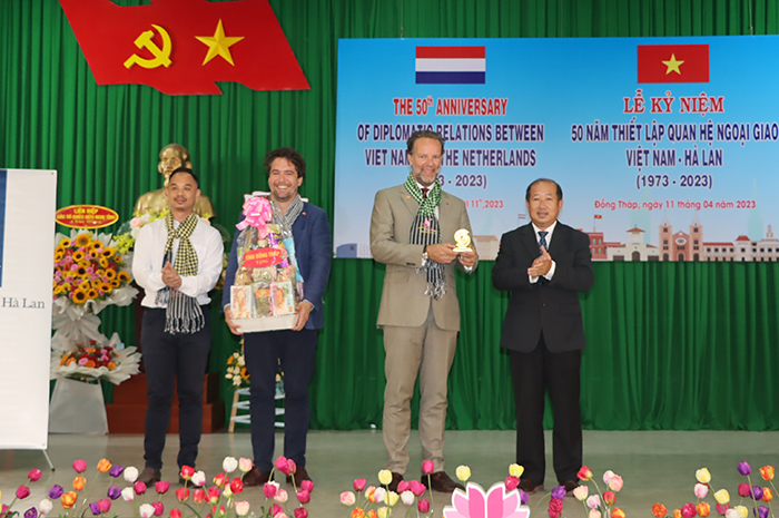 Phó Chủ tịch UBND tỉnh Đồng Tháp Đoàn Tấn Bửu (bìa phải) tặng quà cho Tổng Lãnh sự Vương quốc Hà Lan tại Thành phố Hồ Chí Minh (thứ 2 từ phải sang)