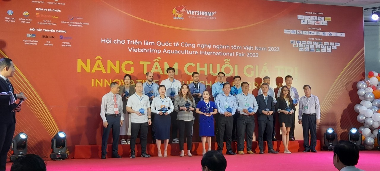 Awarding Medals to individuals and businesses with many achievements contributing to Vietnam's shrimp industry.