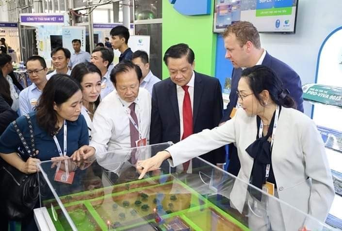 Delegates visit the exhibition booths at the Fair.