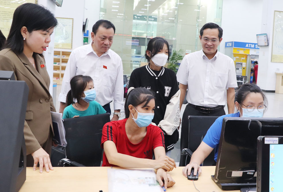 Binh Duong is always interested in guiding to significantly improve the PAPI index. In the photo: Provincial National Assembly Delegation surveying digital transformation in administrative reform at the Public Administration Center of Binh Duong province. (Photo: internet)