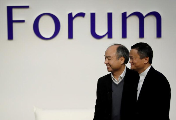 Tỷ phú Masayoshi Son và tỷ phú Jack Ma trong một sự kiện hồi năm 2019. (Ảnh: Reuters).