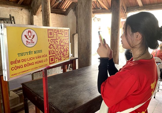 Thuyết minh tự động bằng cách quét mã QR code tại Đình Hùng Lô, thành phố Việt Trì