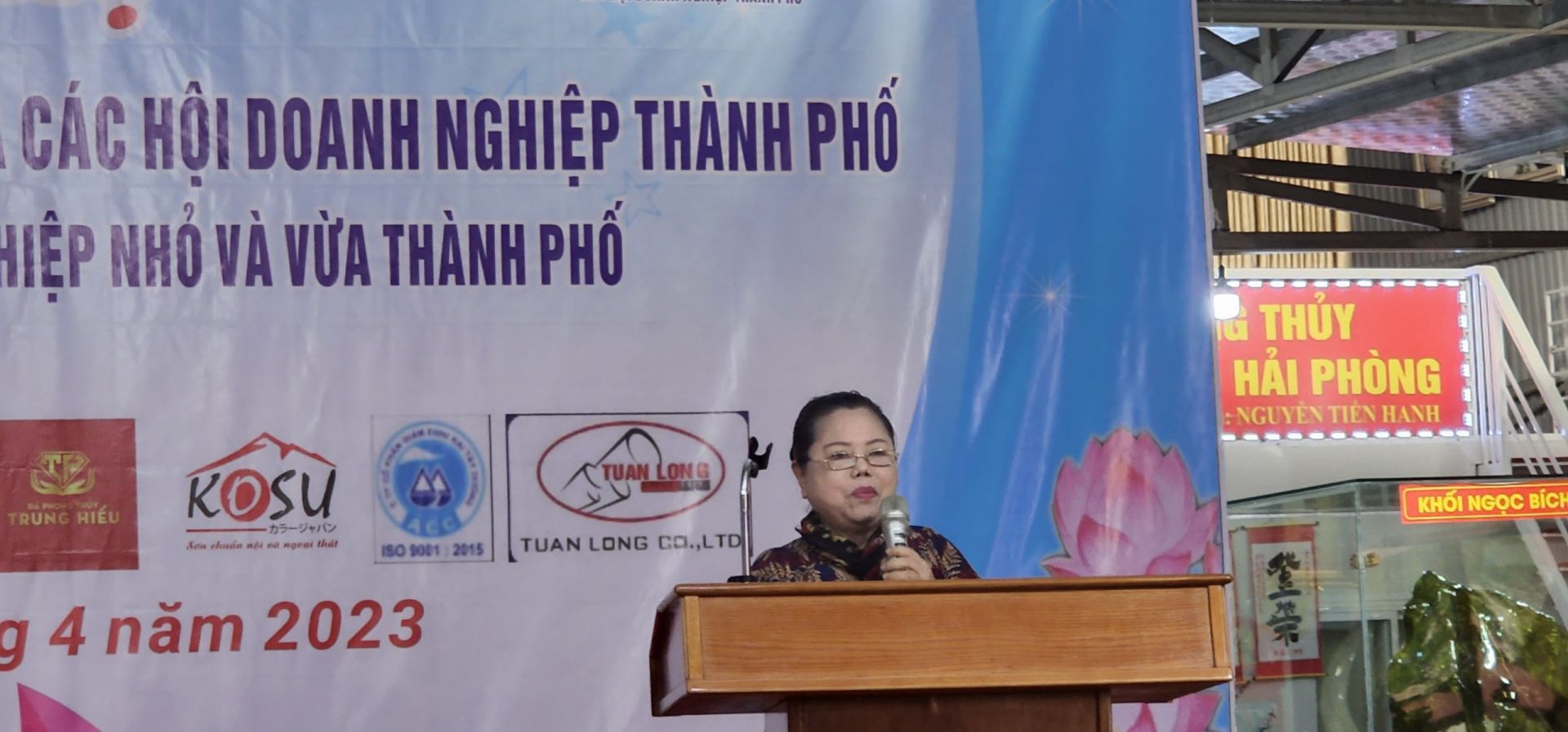 Bà Đào Thị Kim Ngân- Chủ tịch Hiệp hội Doanh nghiệp Nhỏ và Vừa Hải Phòng phát biểu khai mạc