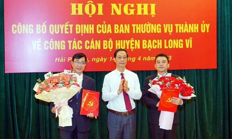 Mr. Do Manh Hien, Standing Deputy Secretary of the City Party Committee handed the decision to Mr. Tran Quang Tuong and Mr. Bui Trung Tien.