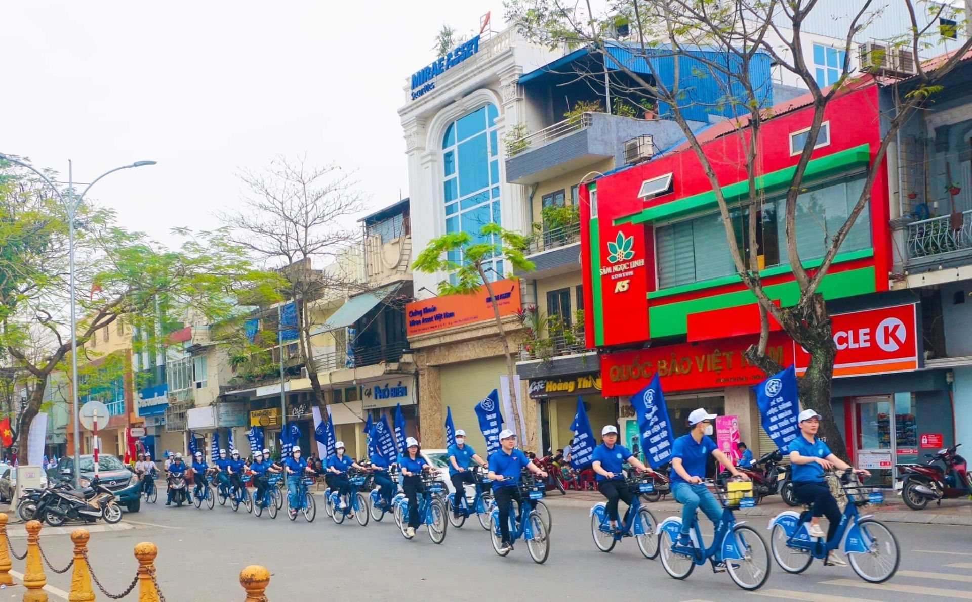 Cán bộ BHXH ra quân tuyên truyền, vận động người dân tham gia BHXH tự nguyện, BHYT hộ gia đình