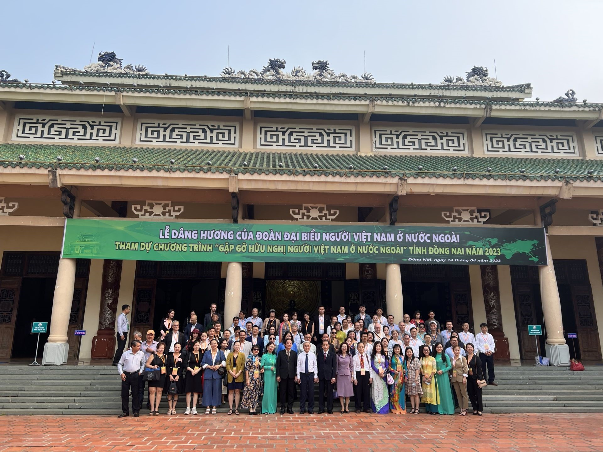 The delegation went to offer incense at the Tran Bien Temple of Literature.