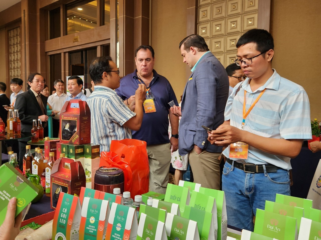 Investors learn about OCOP products. of Dong Nai province