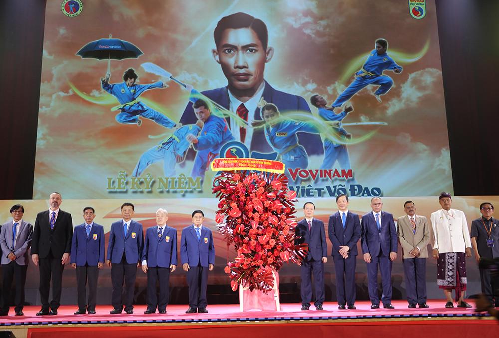 Chủ tịch nước Võ Văn Thưởng tặng hoa cho các lãnh đạo môn phái Vovinam