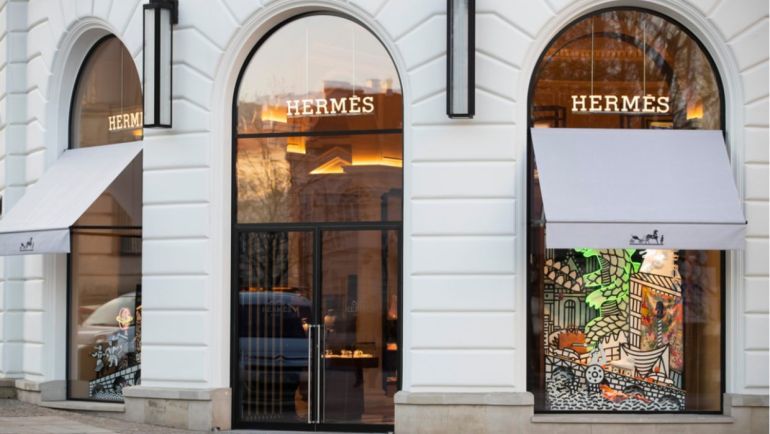 “Hermes sẽ luôn có lợi hơn nền kinh tế” vì nhu cầu cho những chiếc túi Kelly và Birkin của hãng này luôn vượt quá cung