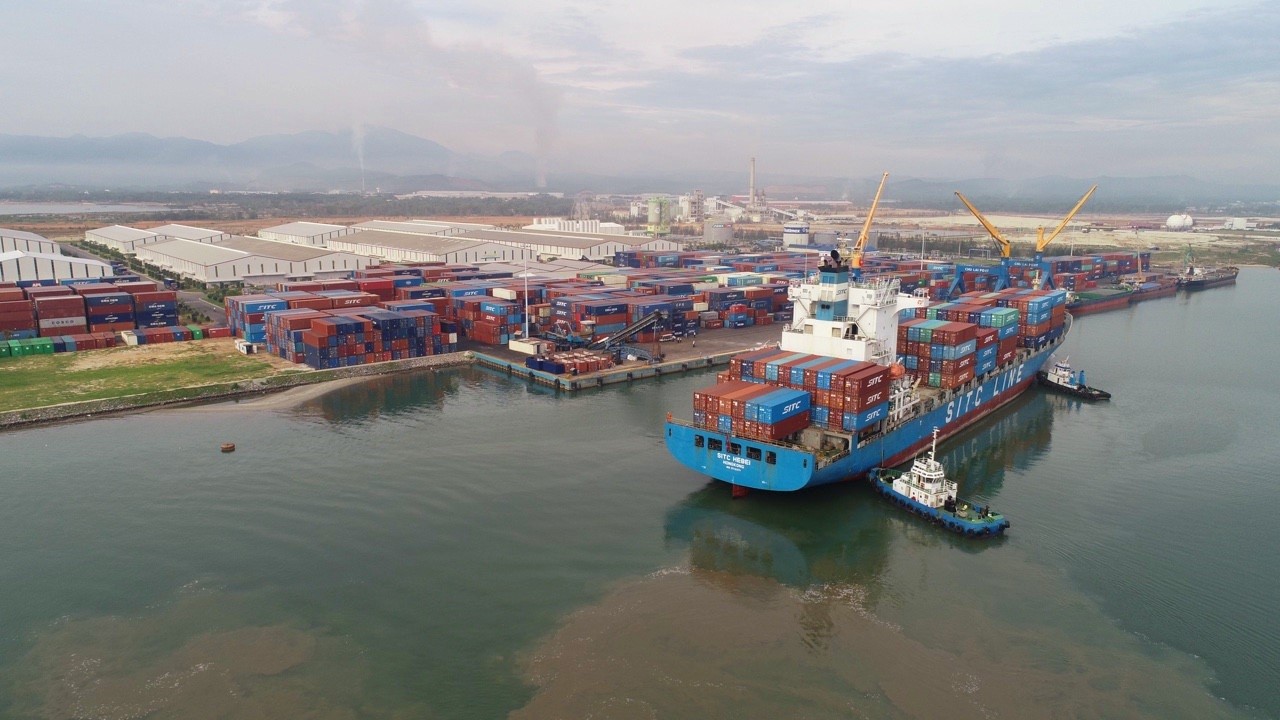 Currently, Quang Nam province is completing a project to invest in a new seaport channel for ships of 50,000 tons at Chu Lai port and to upgrade and expand the route connecting with Nam Giang International border gate.